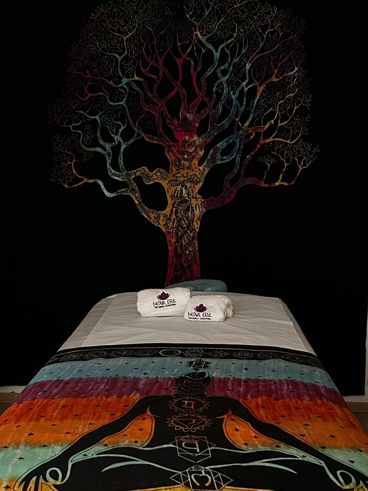 Sala de atendimento com tapeçaria da árvore da vida
